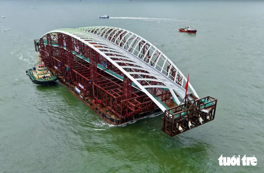 特别时刻：西贡河步行桥跨段驶向芹蒢，途经跨海道路项目。