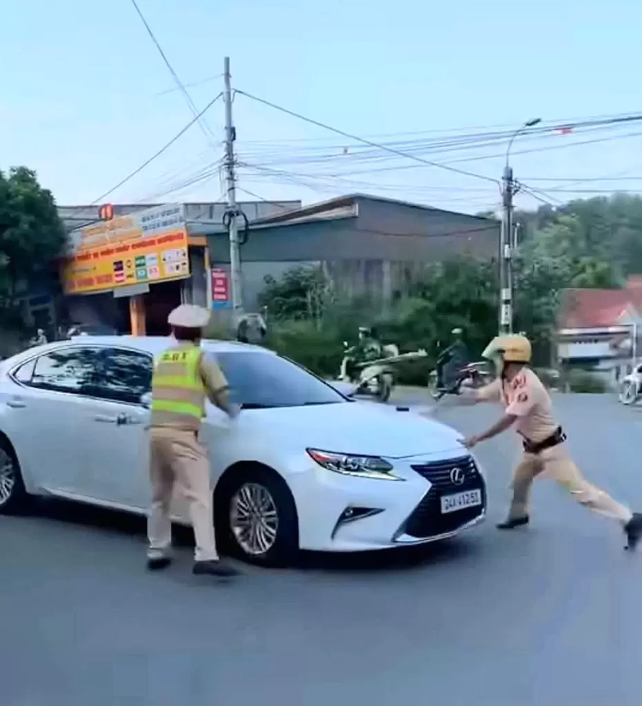 交警因超速拦车，女司机加速逃离