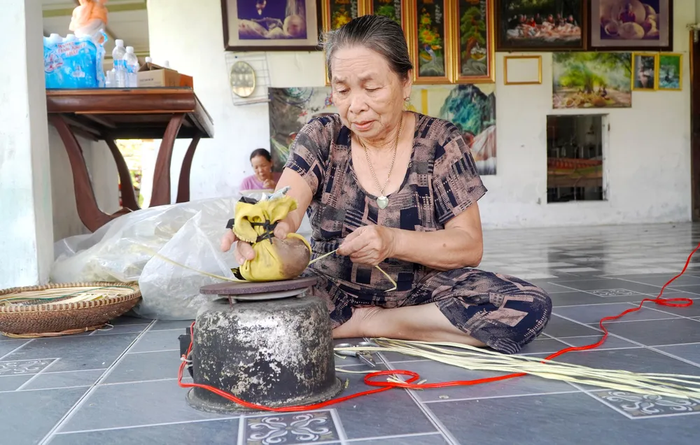 工匠压烫刮平叶子