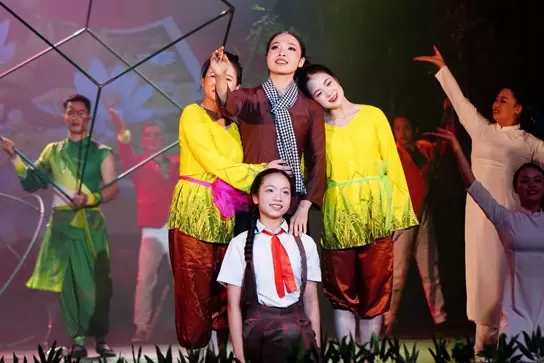 越南杂技团演出”母亲——一生的摇篮曲”致敬妇女