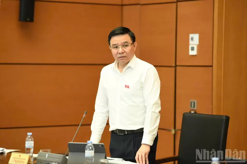 工貿部長黎孟雄在討論會上發言