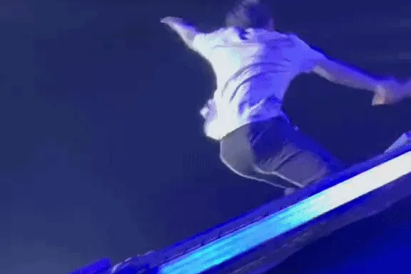 男歌手在演唱會上從高處墜落，令觀眾心驚