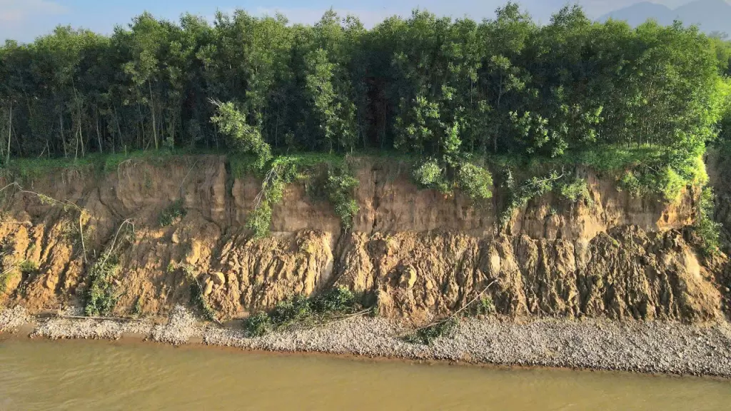 廣義省茶曲河岸滑坡加劇 逾3公頃農地流失並逼近民居 · 報道配圖