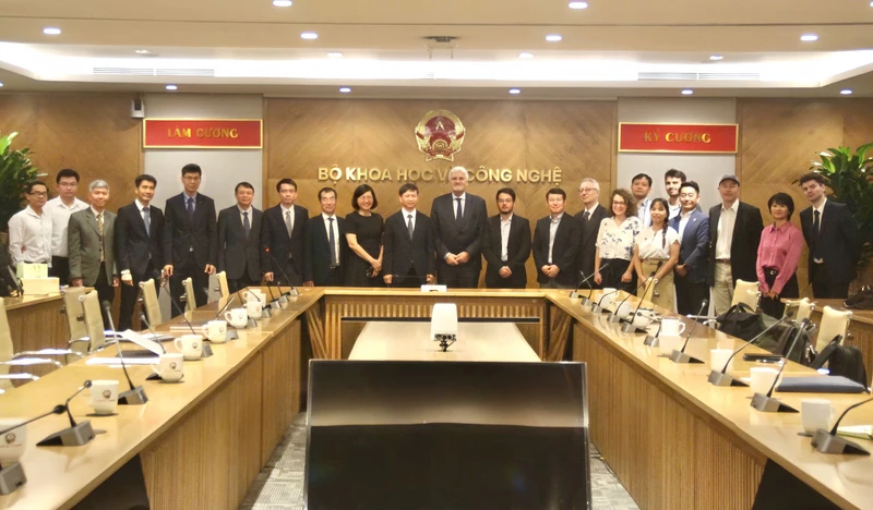 越南与法国举行量子技术合作会谈,法方首个量子企业团到访 · 报道配图