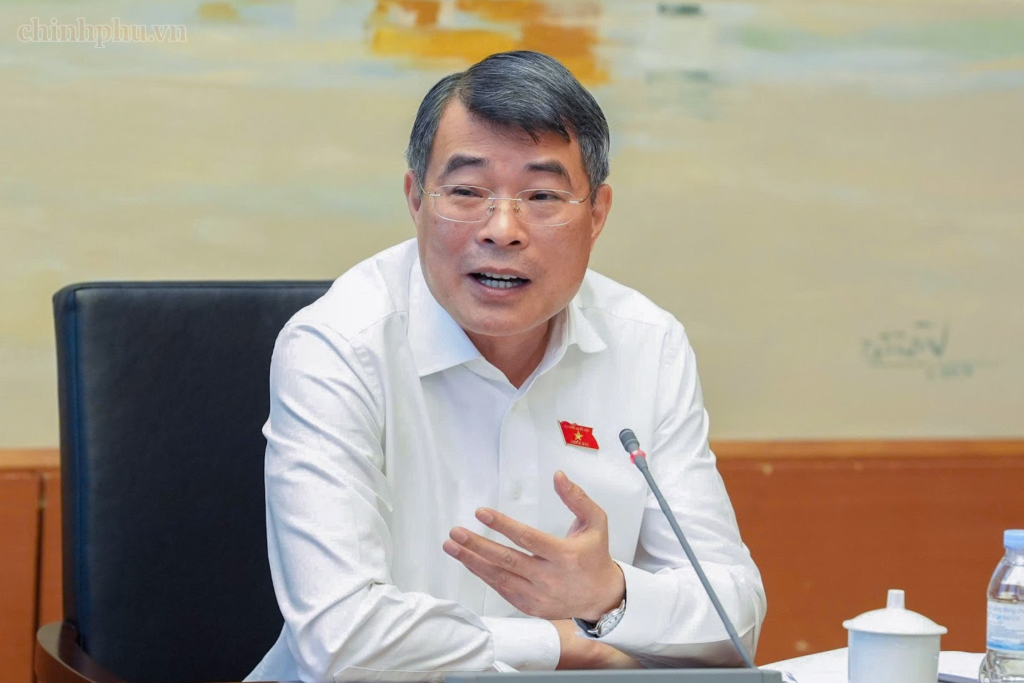 越南总理在国会小组讨论谈拍卖法与保障性住房价格调控 · 报道配图