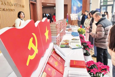 在越南社会科学院举办的“在光荣的党旗下:越南革新40年与崛起时代的渴望”展览。