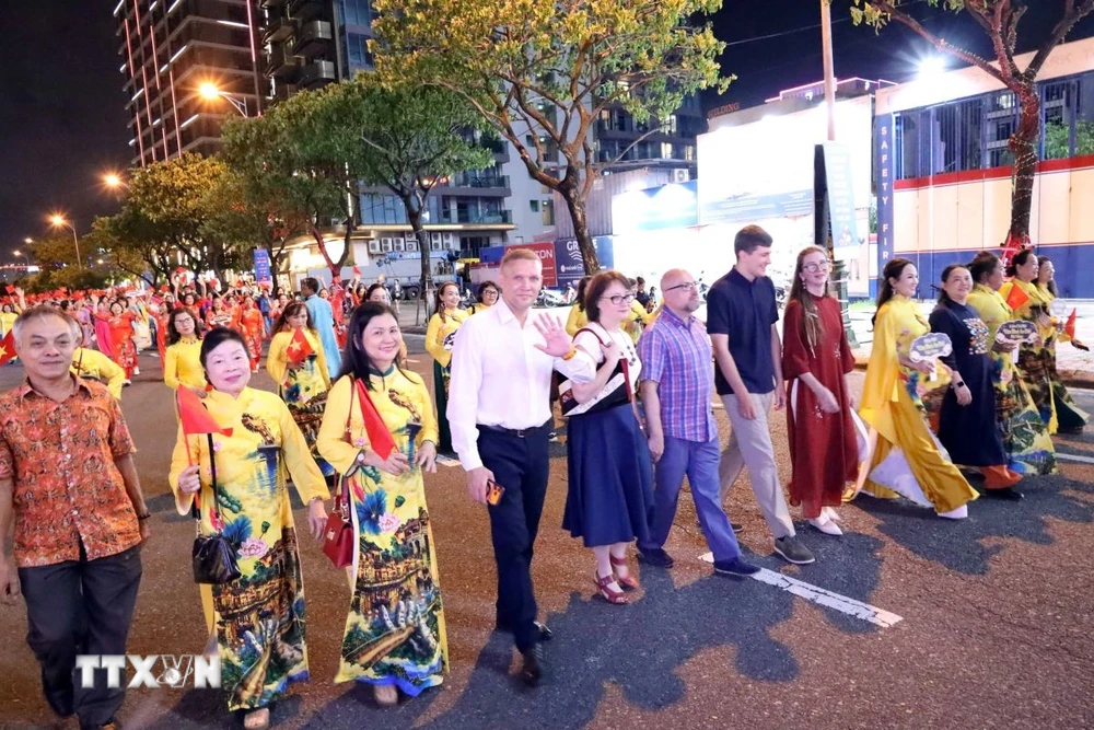 国际游客参加奥黛巡游