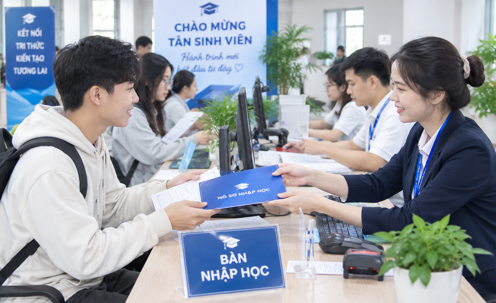 越南每年数万大学生辍学 读者归因学费与招生门槛 · 报道配图