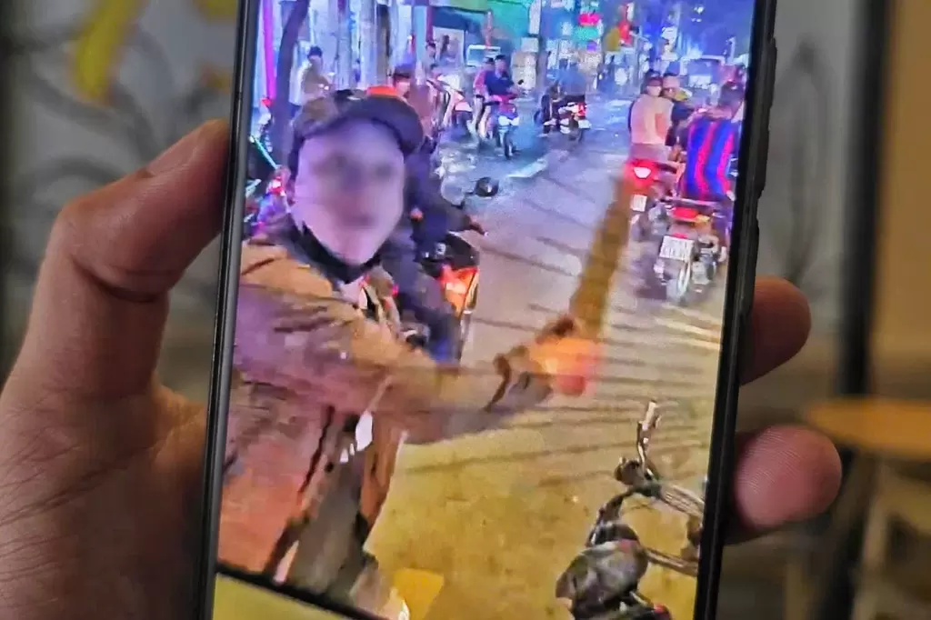 胡志明市永禄乡一男子持棍砸碎卡车玻璃被警方传唤 · 报道配图