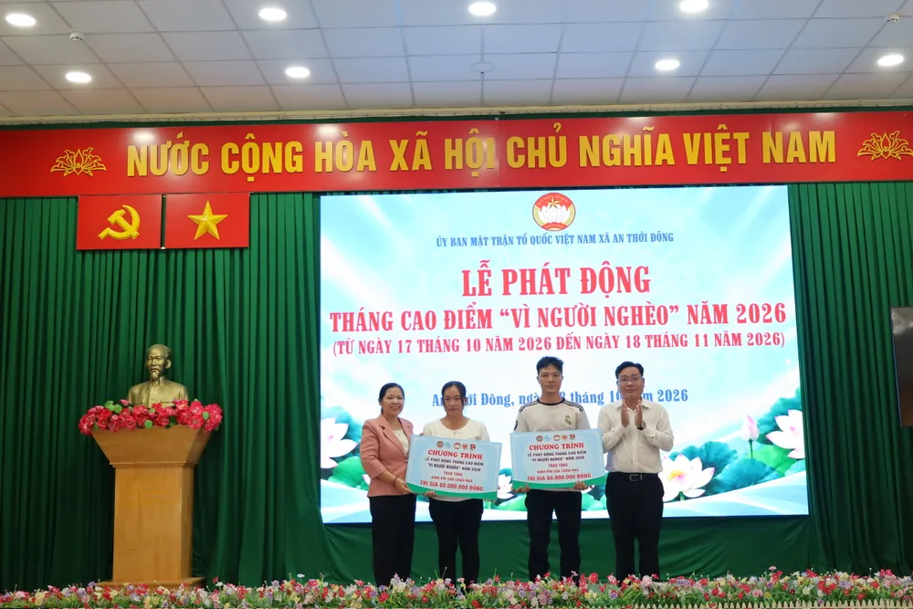 安泰东乡领导向民众发放房屋修缮经费