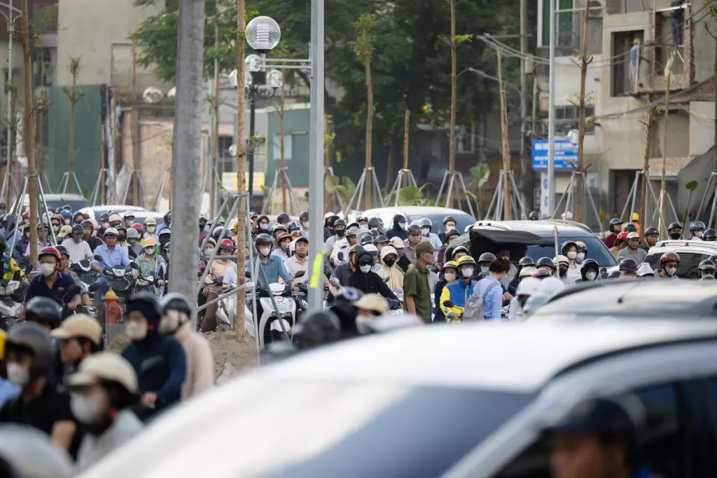 河内环线2.5环阮廌路口技术通车后首个周一早高峰拥堵 · 报道配图