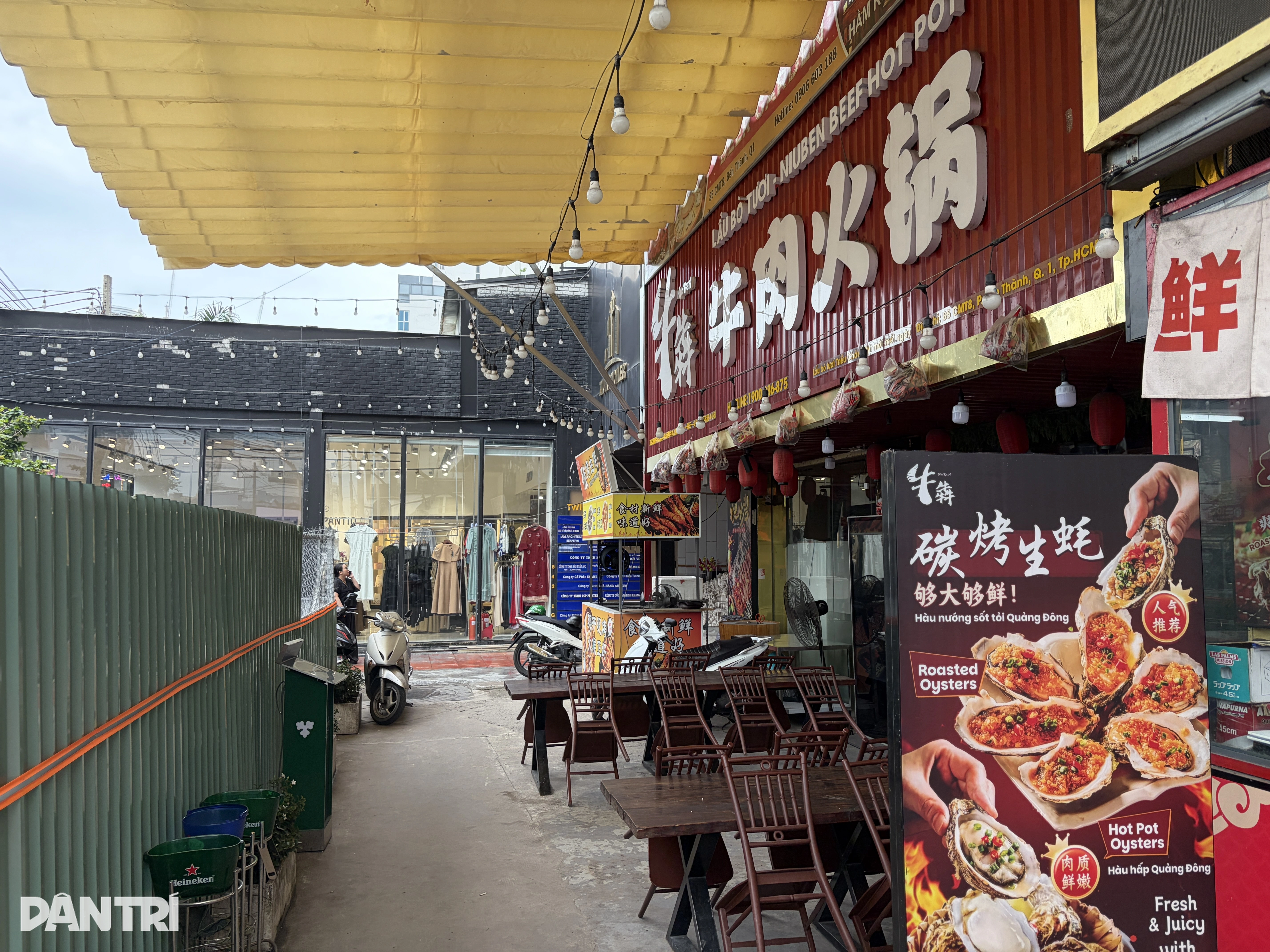 胡志明市地铁2号线围挡遮挡店面,沿线商户客流下滑 · 报道配图