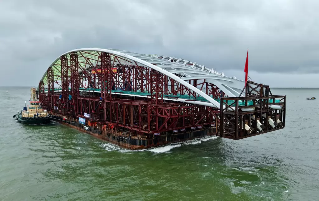 特别时刻：西贡河步行桥跨段驶向芹蒢，途经跨海道路项目。