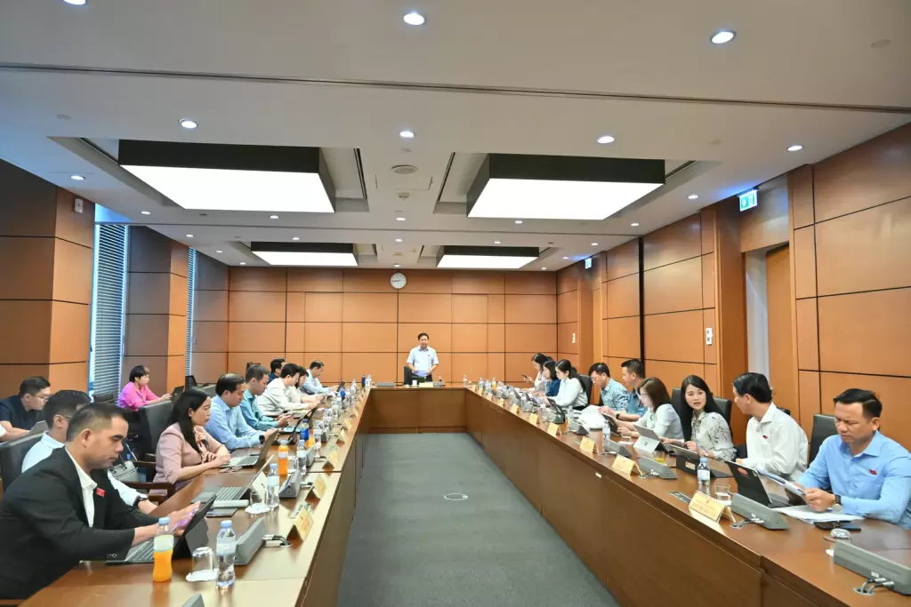 越南总理在国会小组讨论中要求管控社会住房与租赁住房价格 · 报道配图