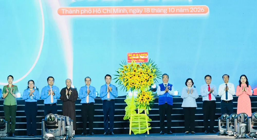 纪念活动上献花祝贺