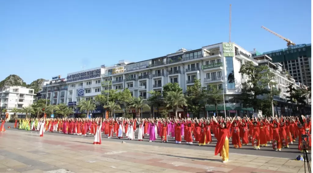 下龙坊逾1200名妇女在遗产海湾畔参加舞蹈活动 · 报道配图