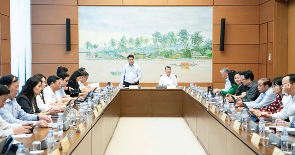 越南總理在國會小組討論中提出嚴控社會住房與租賃住房價格 · 報道配圖