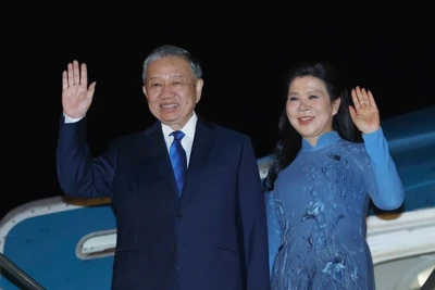 总书记、国家主席苏林与夫人吴芳璃离开河内,启程访问丹麦、欧盟和比利时。