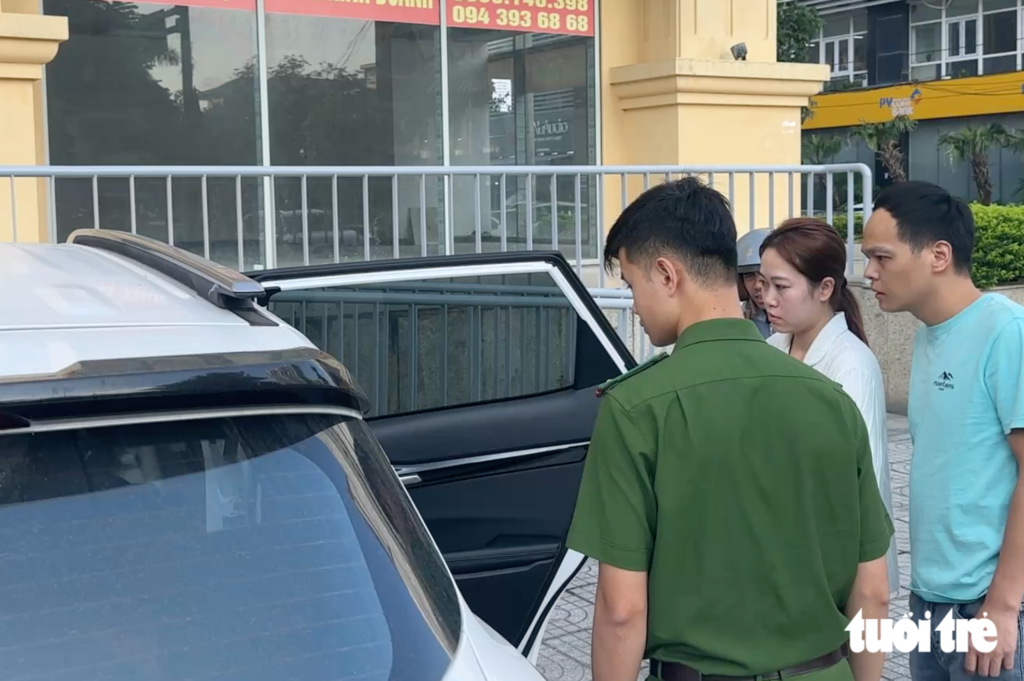 乂安省一公寓前人行道停放的多辆汽车车窗被砸