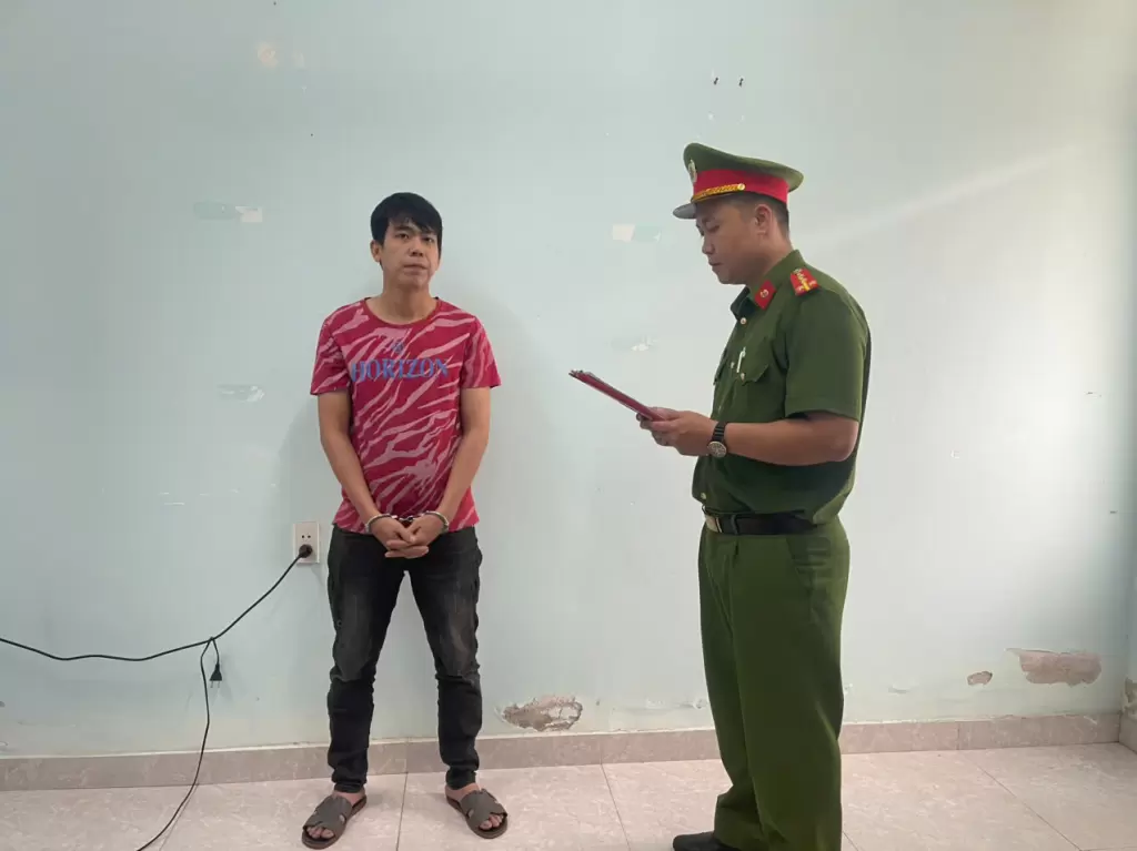 岘港警方起诉涉嫌盗窃的嫌疑人陈清松并予羁押
