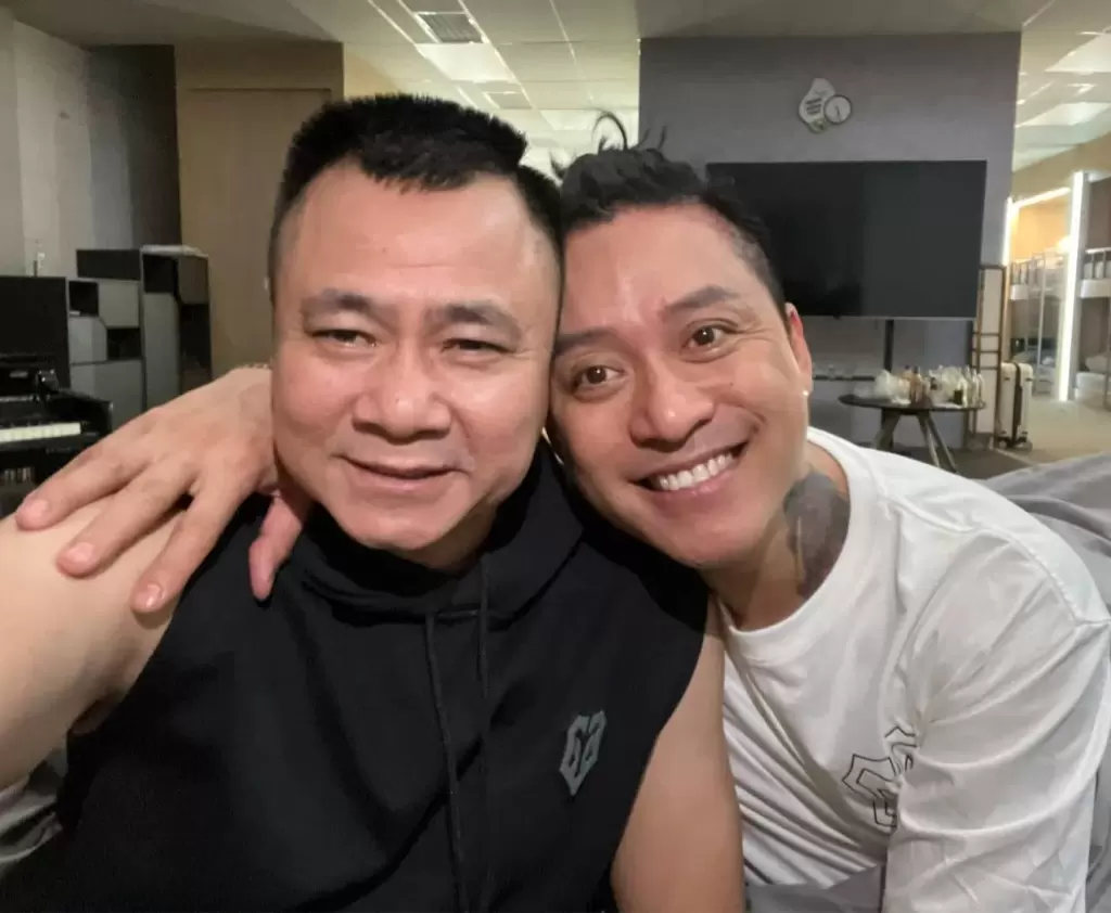 Tuấn Hưng赴美一个多月后更新动态，Tự Long留言问候 · 报道配图