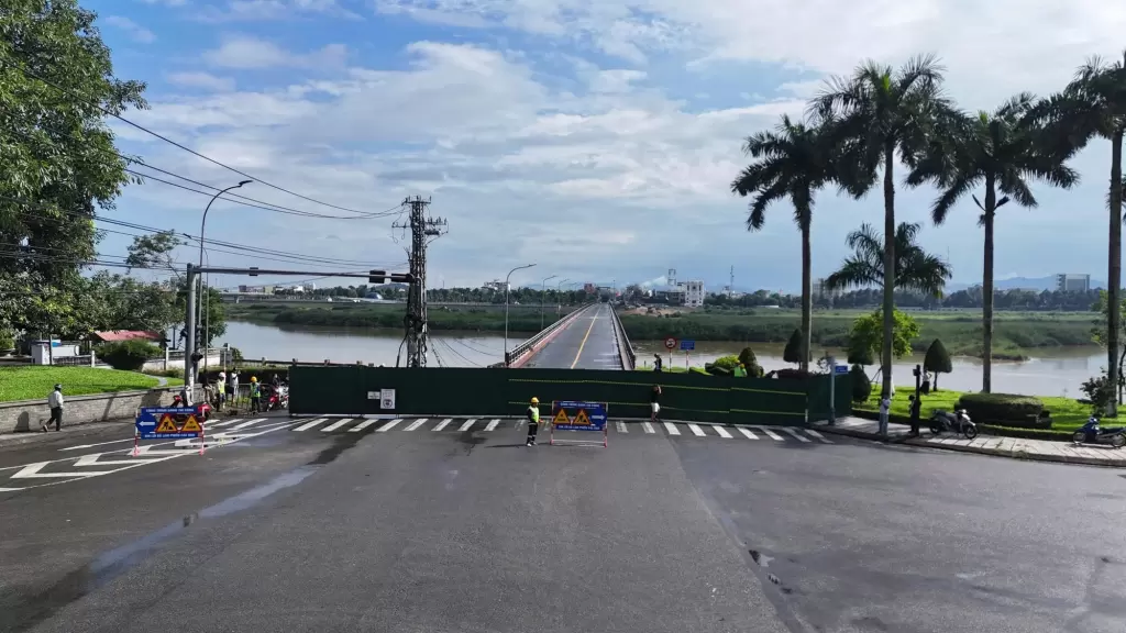 封闭道路,禁止车辆通行这座60多年历史的桥梁。