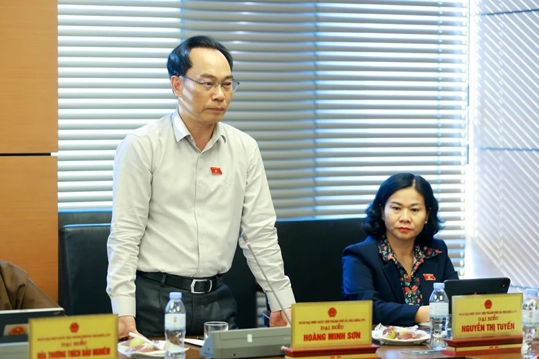 教育与培训部部长黄明山发言