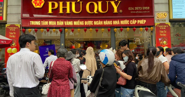 越南三家金店自10月16日起對500萬盾以上交易要求非現金支付 · 報道配圖