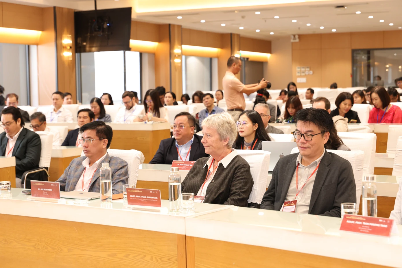 越南教育部官员称扩大英语授课需同步准备师资与教材 · 报道配图