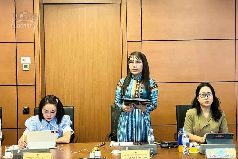 国会代表周琼桃在讨论中发言