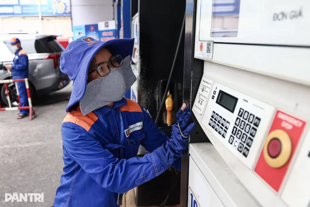 越南多家油企售价低于管控价，每升下调300至350越盾 · 报道配图