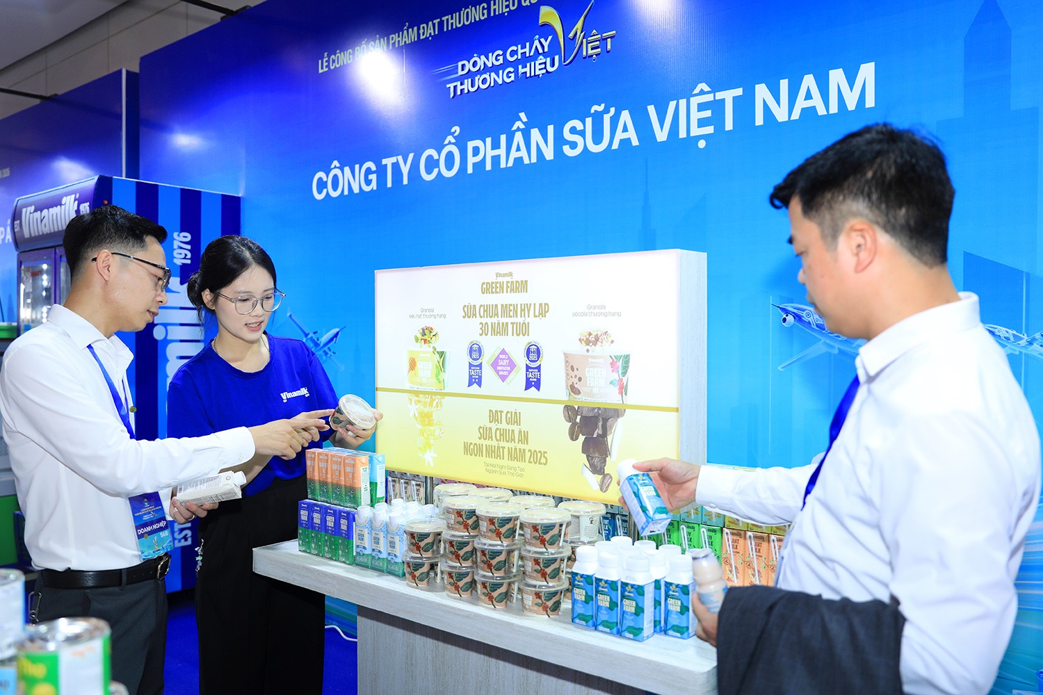 Vinamilk连续18年入选越南国家品牌 12款产品获认证 · 报道配图