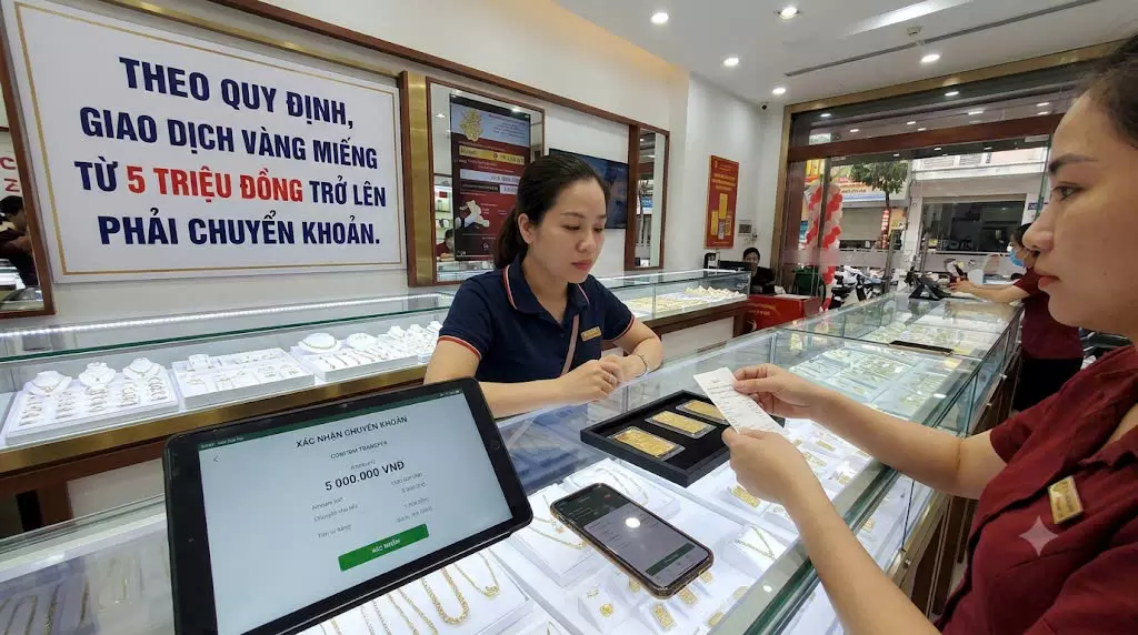 越南新规:单日购金500万盾以上须非现金支付 · 报道配图