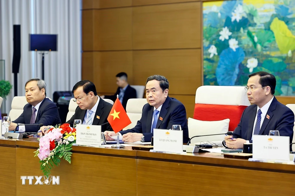 国会主席陈青敏会见瑞士总统