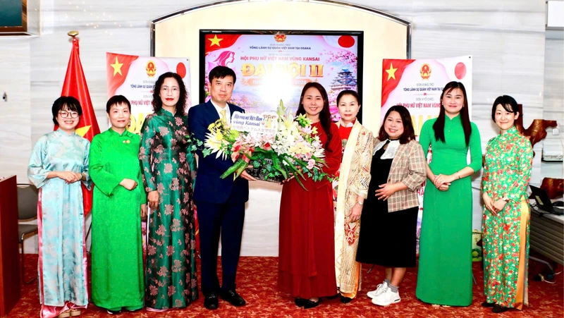 越南婦女會關西地區分會第二次大會在大阪舉行並選出新主席 · 報道配圖