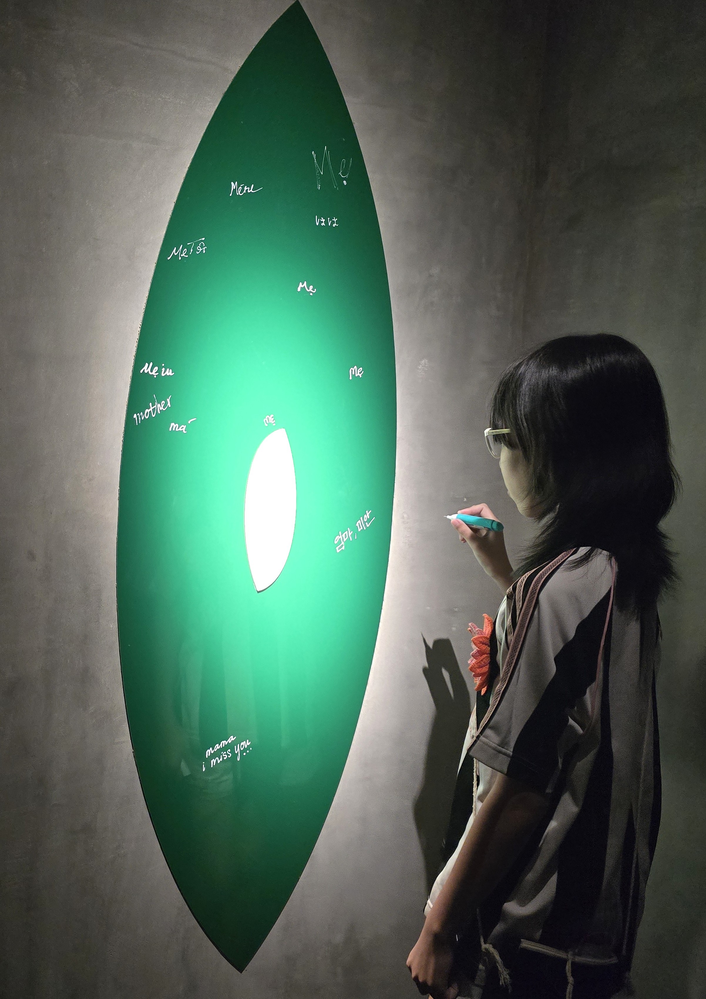 胡志明市裝置展“母親是_”開幕,觀眾書寫對母親的多元定義 · 報道配圖