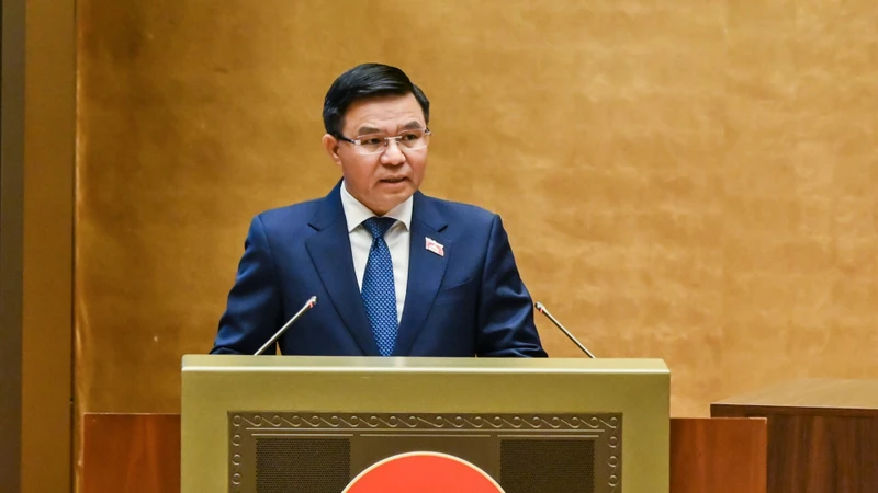 越南国会审议四部商业法律修订草案,拟精简20项行政手续 · 报道配图