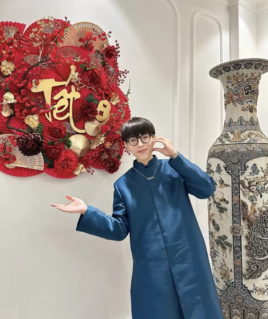 越南歌手德福获政府表彰 国际歌唱大赛夺冠后获奖逾90亿越南盾 · 报道配图