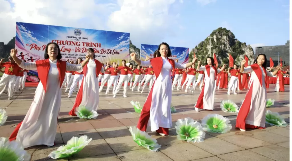 下龙坊逾1200名妇女在遗产海湾畔参加舞蹈活动 · 报道配图