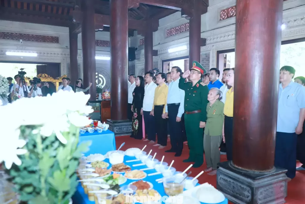 乂安长盆遗迹区举行13名烈士第58次忌日纪念活动 · 报道配图