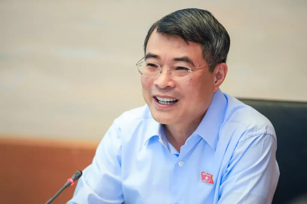 越南國會分組討論2026年經濟社會與預算 總理稱重點工程投資需求達1700萬億盾 · 報道配圖