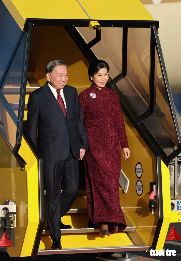 丹麦国王与王后在机场亲自迎接总书记、国家主席苏林和夫人