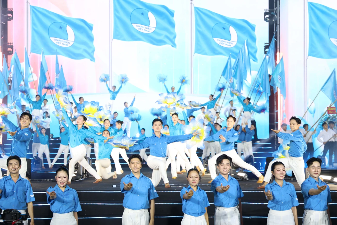 胡志明市青聯會紀念成立70週年並表彰71名青年骨幹 · 報道配圖