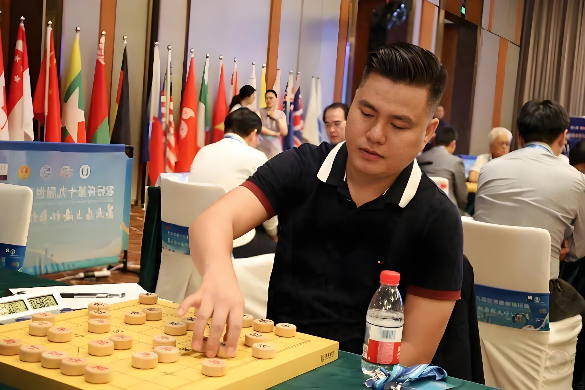 越南三名棋手出戰成都全球象棋雙人賽,賴理兄搭檔業餘棋手五輪積5分 · 報道配圖
