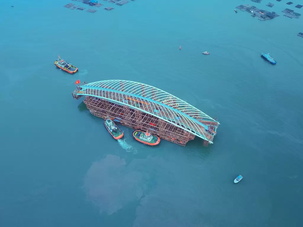 西贡河步行桥3400吨钢拱经水路拖航抵达胡志明市中心 · 报道配图