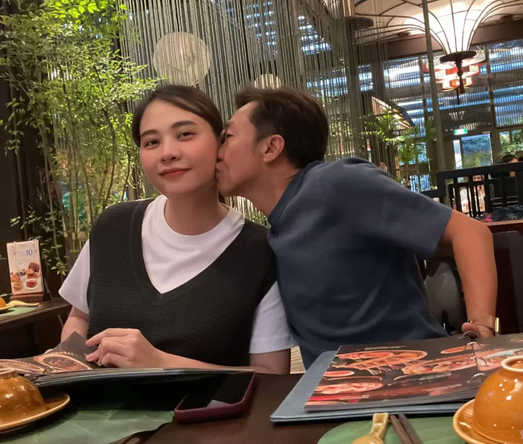 越南商人Cường Đô La曬親吻妻子照片，妻子回應懷孕猜測 · 報道配圖