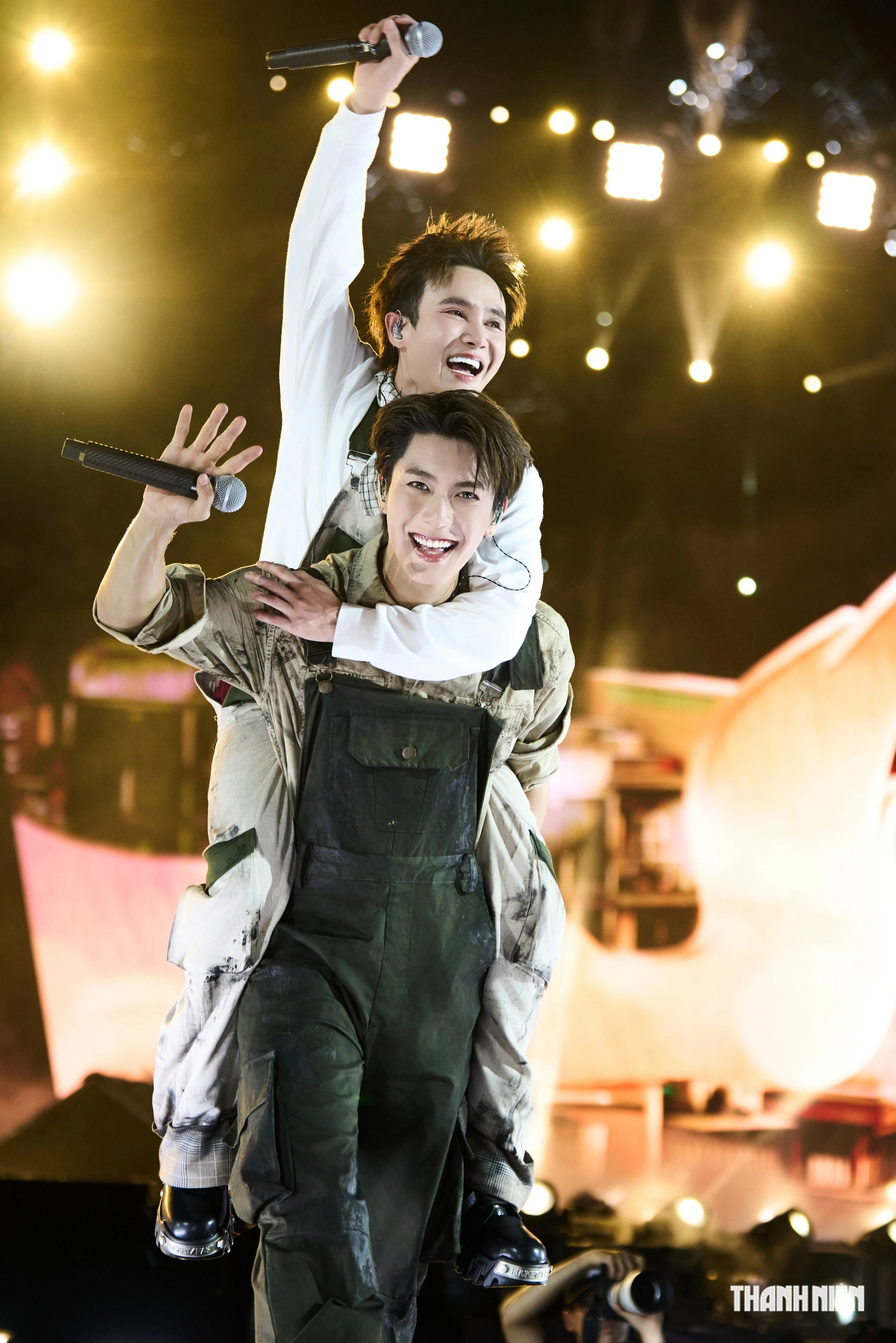 Đại Nghĩa、Hà Anh Huy在《哥哥們跨越千重荊棘》2026演唱會弔威亞