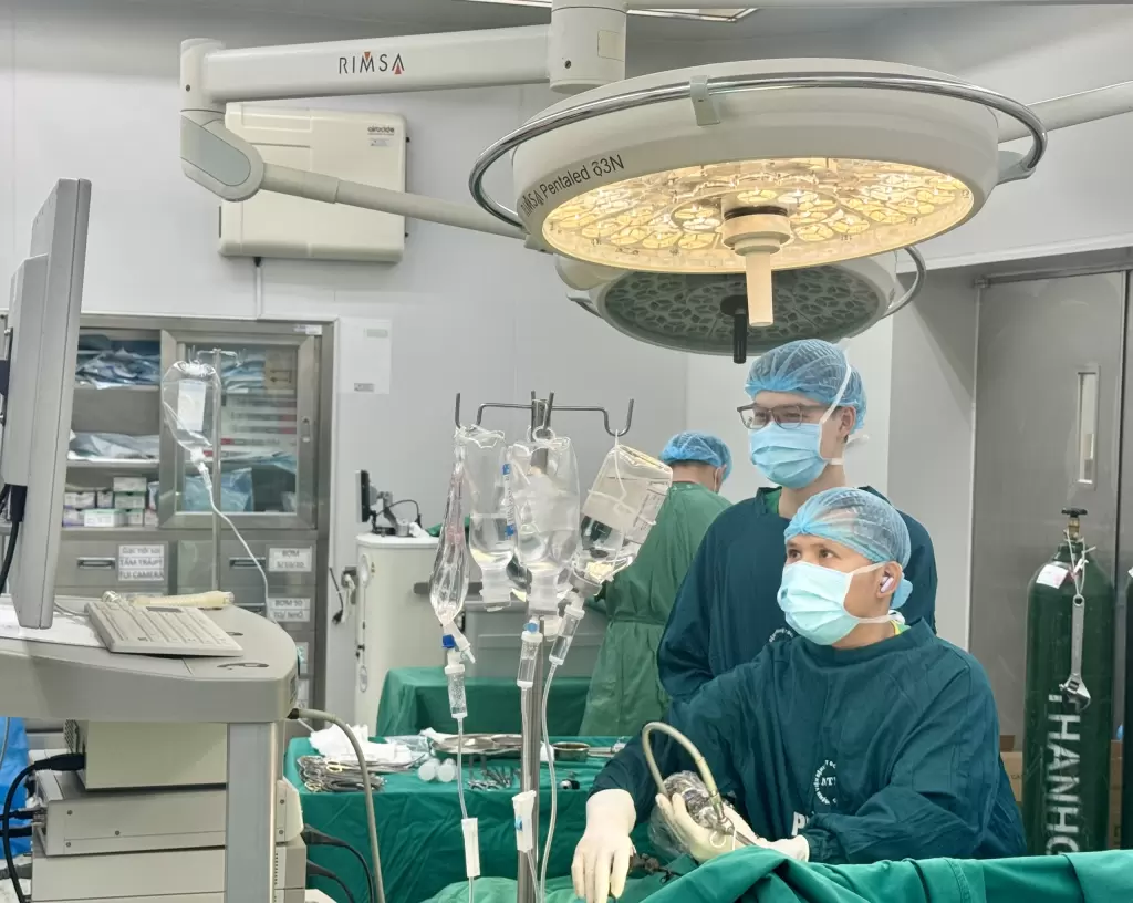 越南一患者结肠至肺部异常瘘管 术后两天脱离危重期 · 报道配图