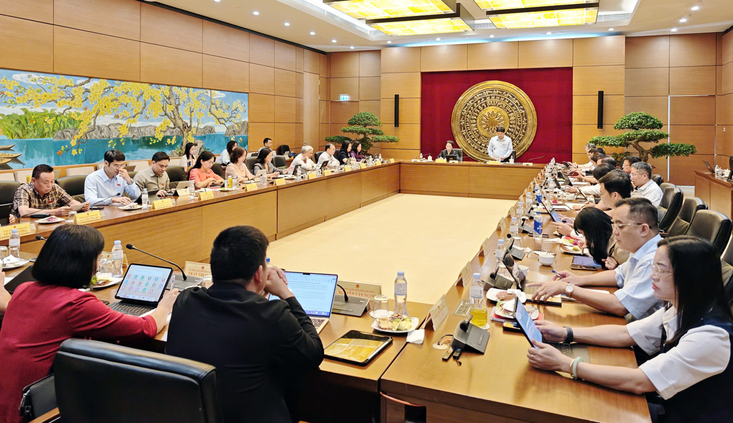 越南国会代表:充足电力与燃油是两位数增长前提 · 报道配图