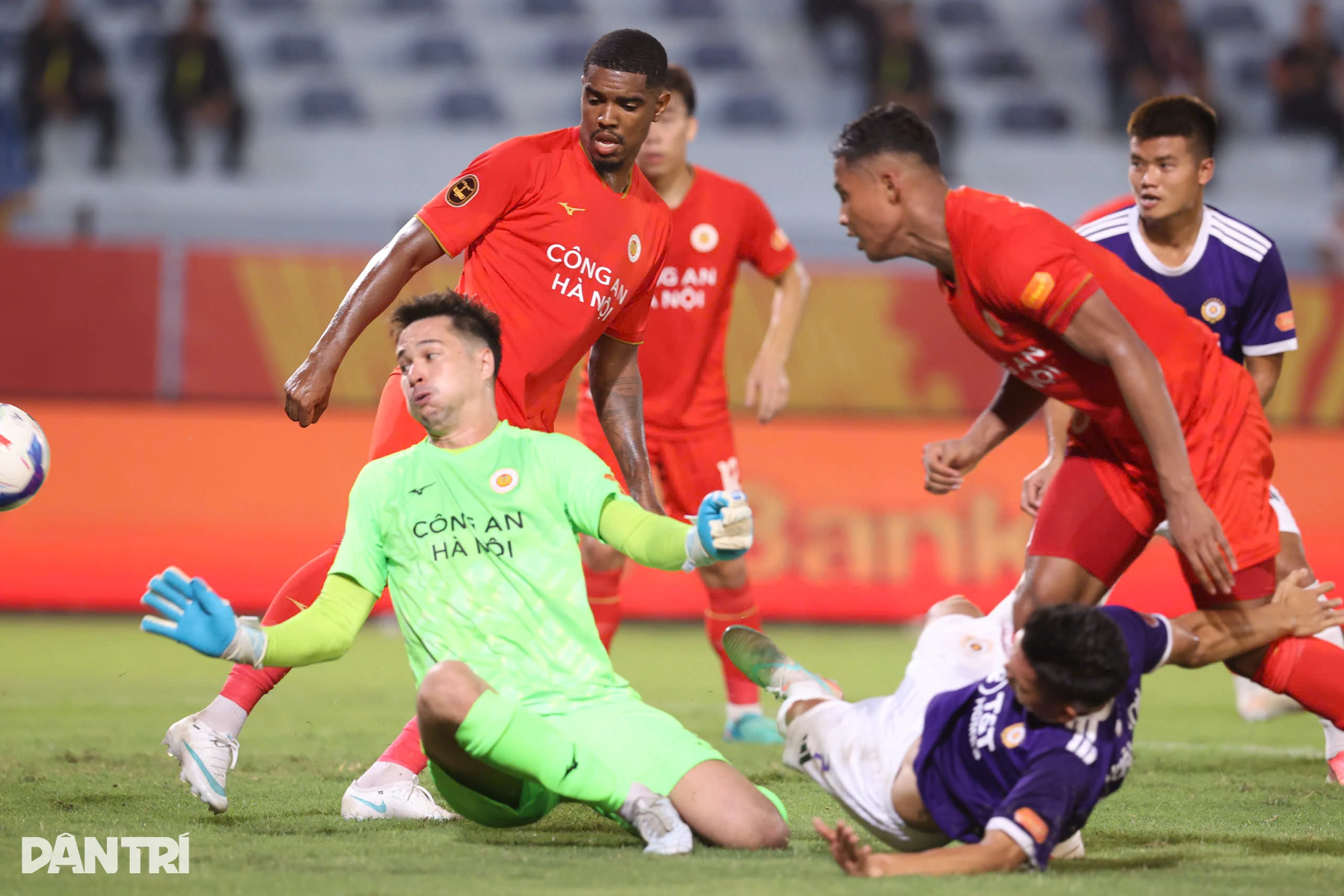 V联赛首都德比：河内公安主场1比2负于河内FC · 报道配图